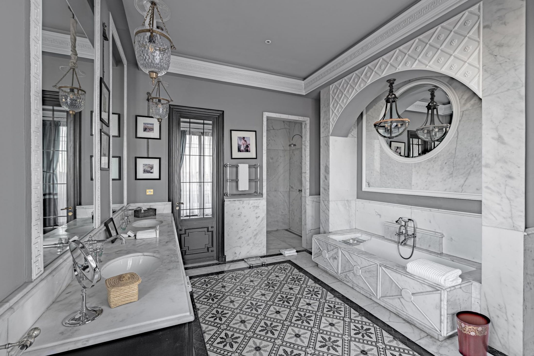 Une salle de bain d'exception en marble blanc dans la chambre signature adriana