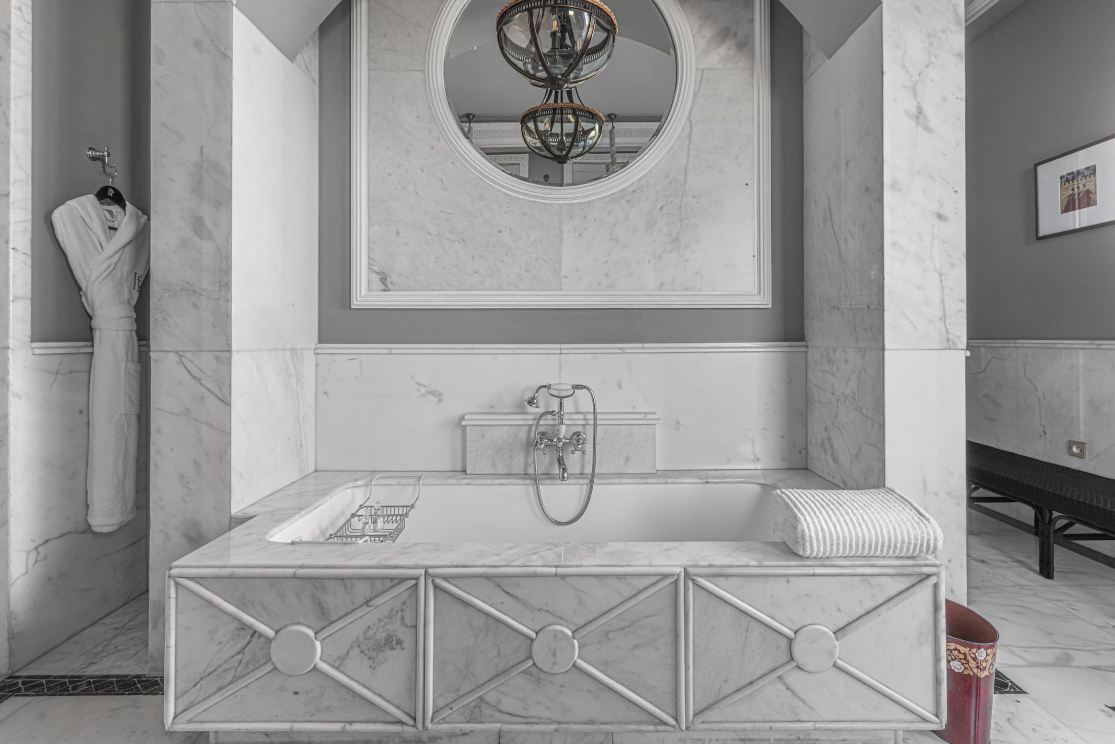 Une baignoire de princesse dans la salle de bain signature adriana