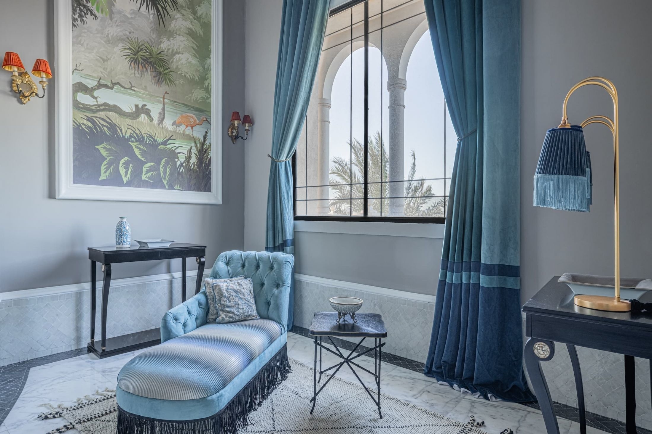 Une banquette pour profiter d'un moment de détente dans la chambre signature adriana